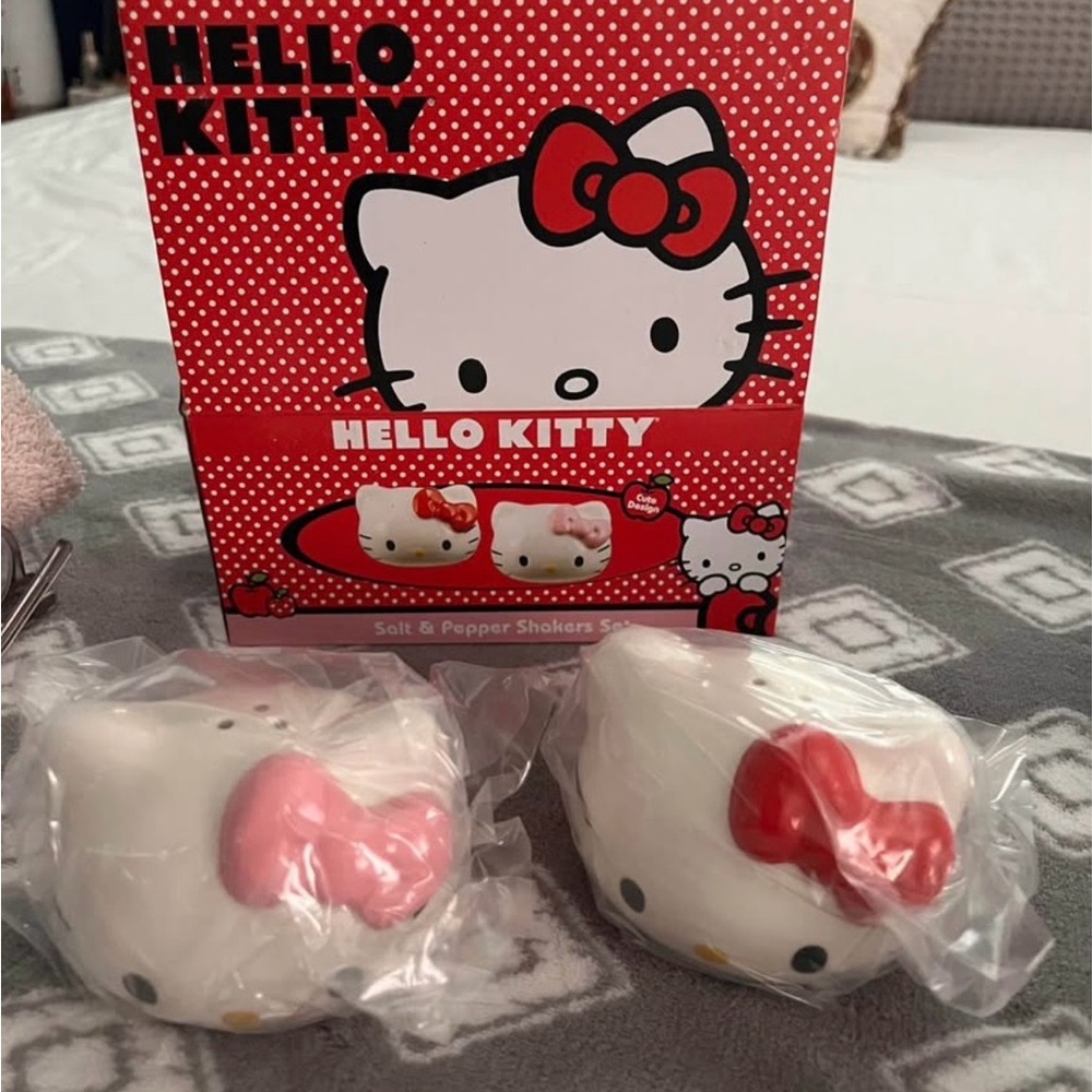 Hello Kitty Red and Pink Bow Shakers